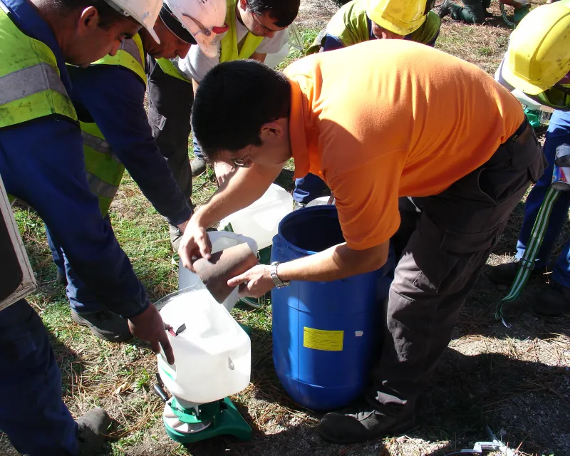 Relleno con piñón en la abonadora