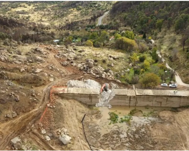 Desvío del cauce y brecha en el cuerpo de presa