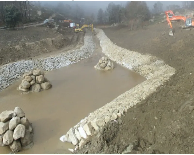 Escollera en bordes de la charca e islotes centrales