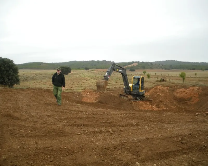 Creación de balsa junto a islote forestal. En la fotografía el APN, Julio Sánchez Plumed, impulsor del proyecto. Febrero de 2010