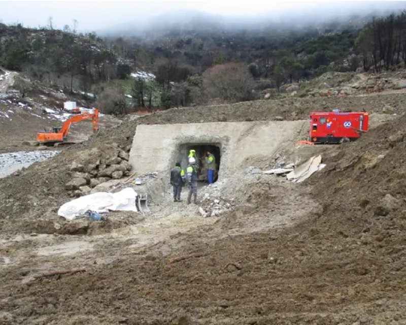 Picado de acceso a la galería de la presa